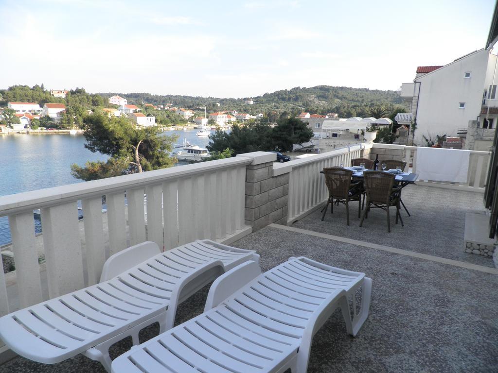 Apartments Holiday Lumbarda Exterior photo