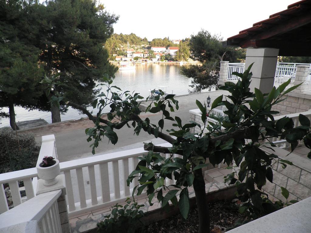 Apartments Holiday Lumbarda Exterior photo